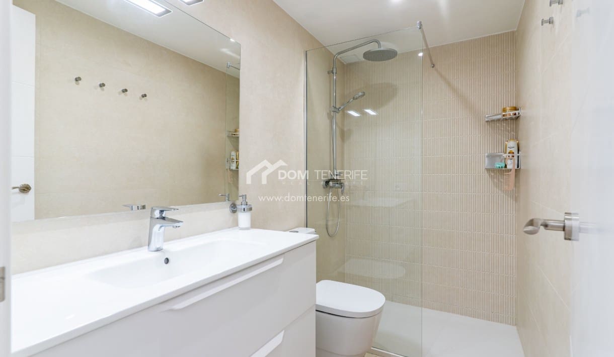 4 soveværelse Byhus til salg i Playa de las Americas med swimmingpool - € 890.000 (Ref: 8948251)