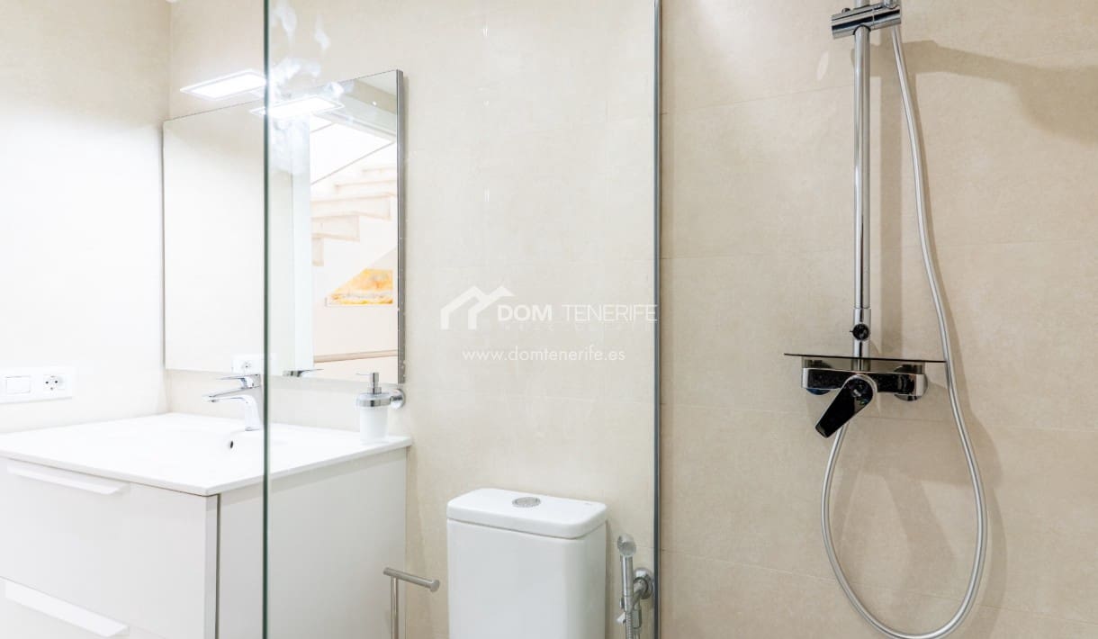 4 soveværelse Byhus til salg i Playa de las Americas med swimmingpool - € 890.000 (Ref: 8948251)