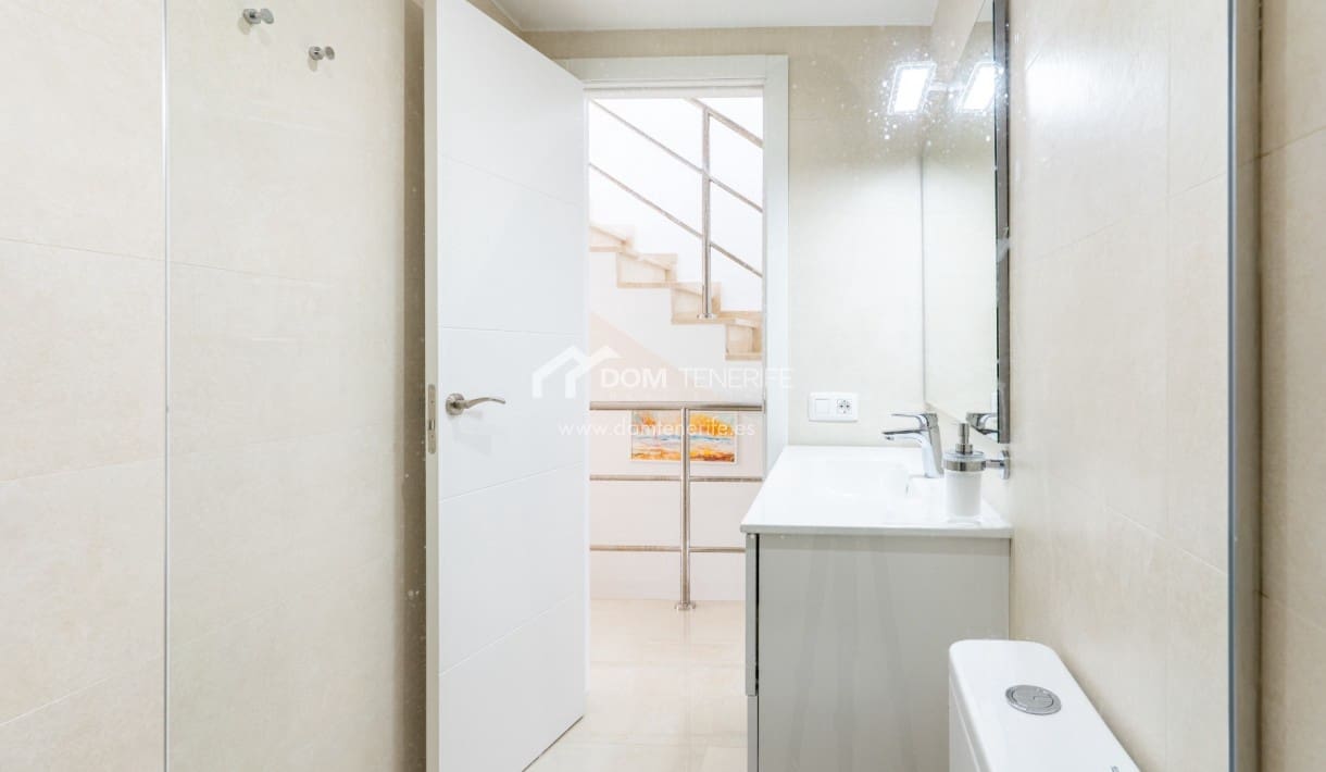 4 soveværelse Byhus til salg i Playa de las Americas med swimmingpool - € 890.000 (Ref: 8948251)