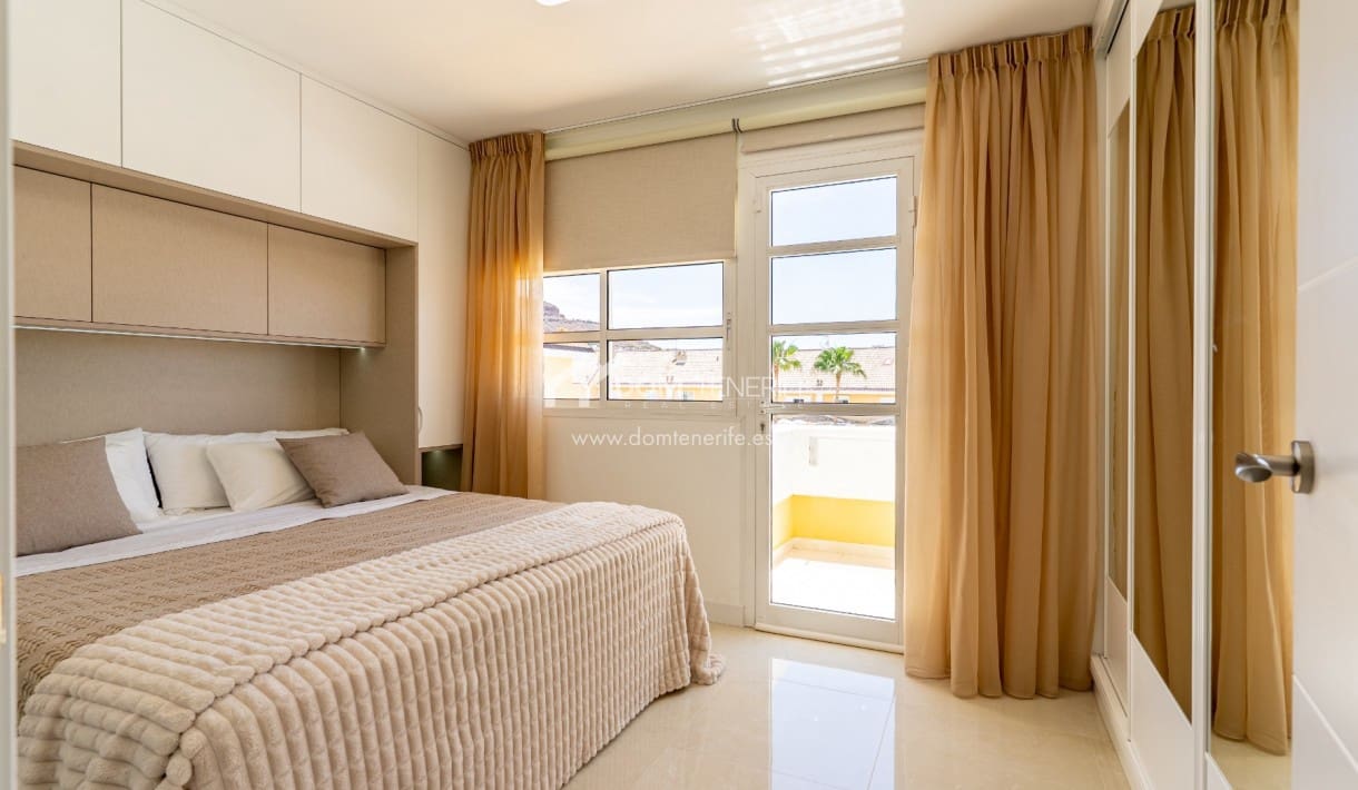 4 soveværelse Byhus til salg i Playa de las Americas med swimmingpool - € 890.000 (Ref: 8948251)