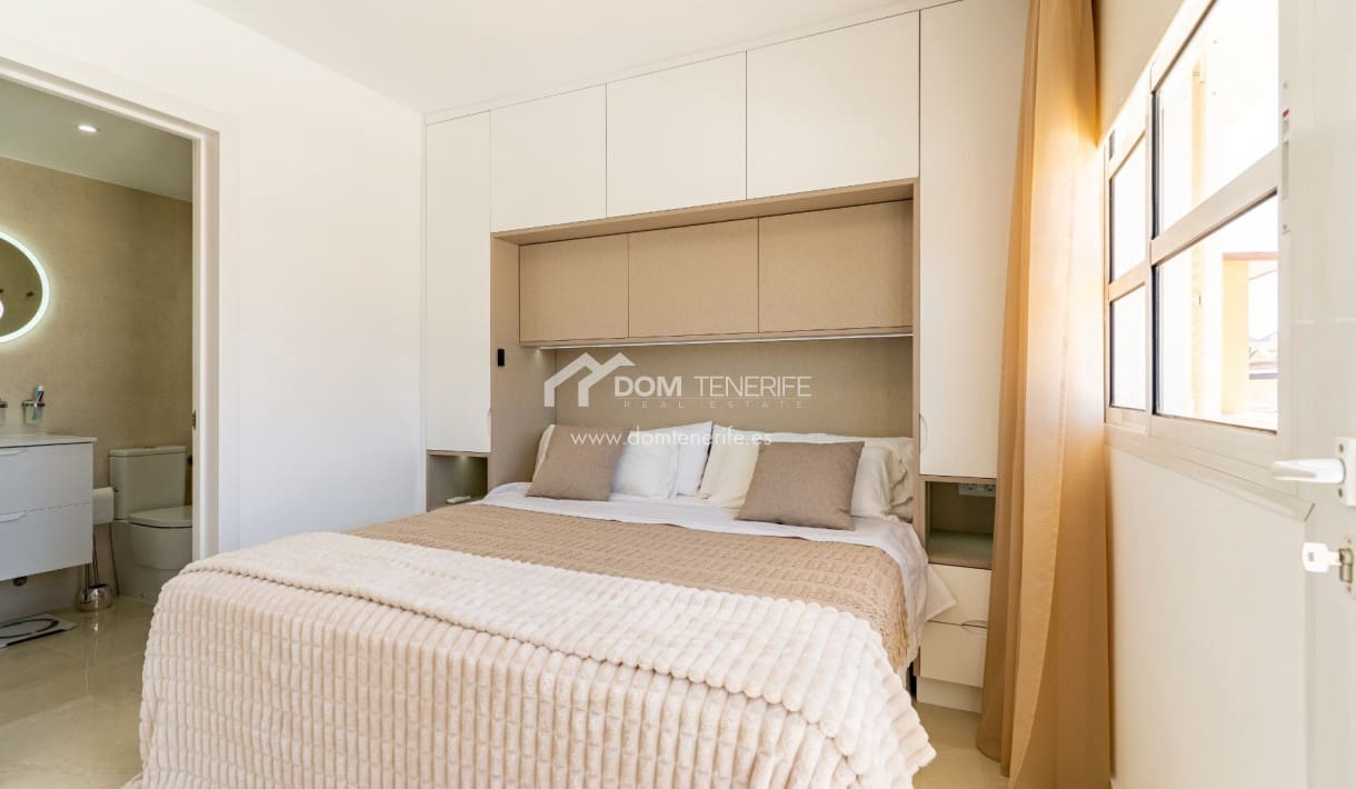 4 soveværelse Byhus til salg i Playa de las Americas med swimmingpool - € 890.000 (Ref: 8948251)