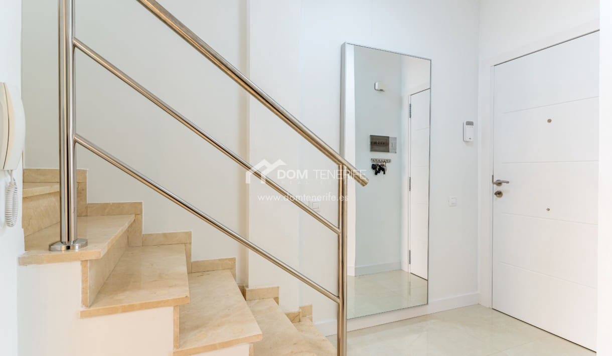 4 soveværelse Byhus til salg i Playa de las Americas med swimmingpool - € 890.000 (Ref: 8948251)