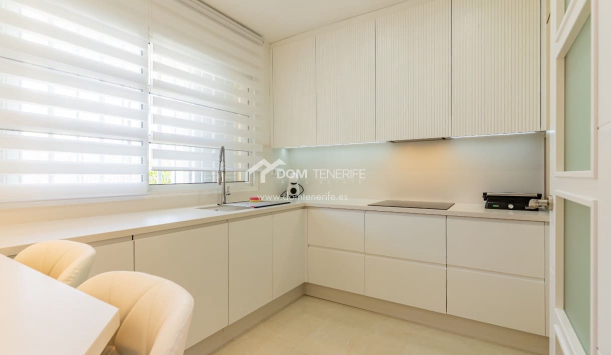 4 soveværelse Byhus til salg i Playa de las Americas med swimmingpool - € 890.000 (Ref: 8948251)