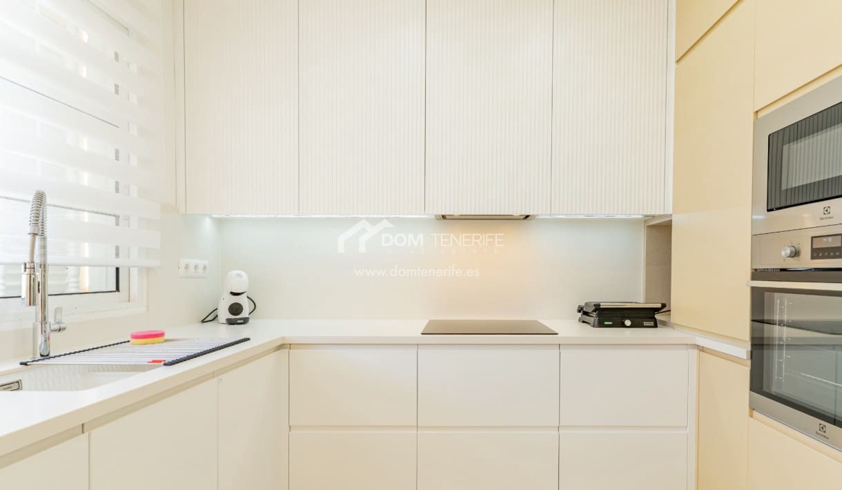 4 soveværelse Byhus til salg i Playa de las Americas med swimmingpool - € 890.000 (Ref: 8948251)