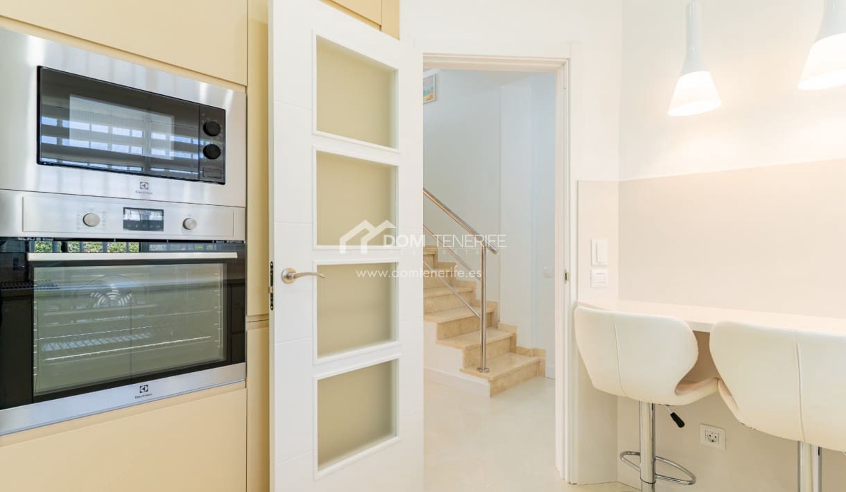 4 soveværelse Byhus til salg i Playa de las Americas med swimmingpool - € 890.000 (Ref: 8948251)