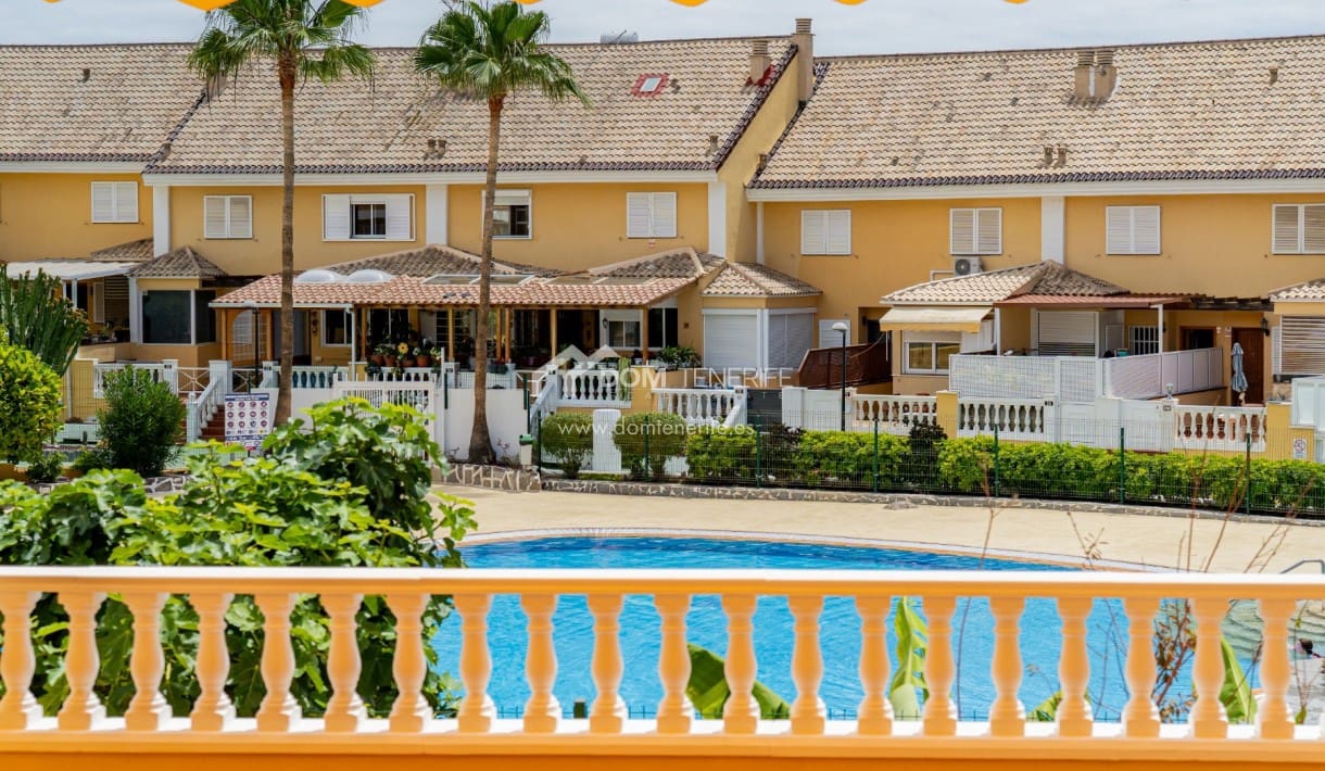 4 soveværelse Byhus til salg i Playa de las Americas med swimmingpool - € 890.000 (Ref: 8948251)