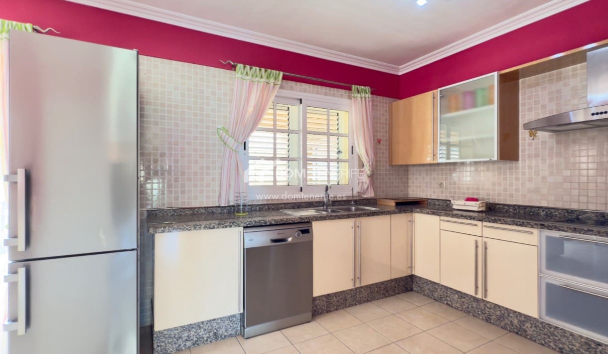 3 soveværelse Semi-Rækkehus til salg i El Madronal med swimmingpool garage - € 1.000.000 (Ref: 9181868)