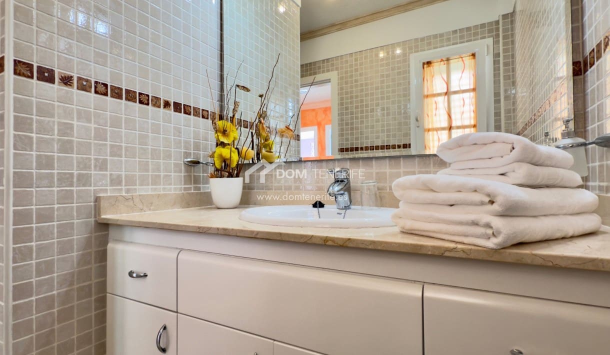 3 soveværelse Semi-Rækkehus til salg i El Madronal med swimmingpool garage - € 1.000.000 (Ref: 9181868)