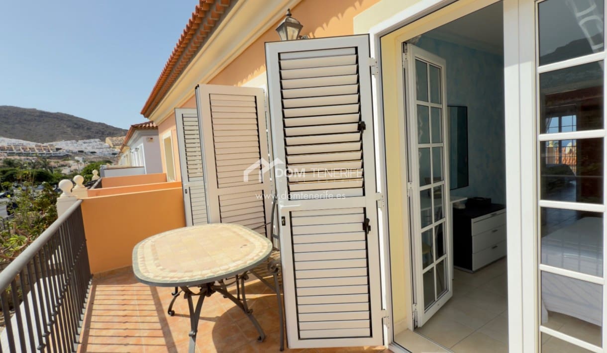 3 soveværelse Semi-Rækkehus til salg i El Madronal med swimmingpool garage - € 1.000.000 (Ref: 9181868)