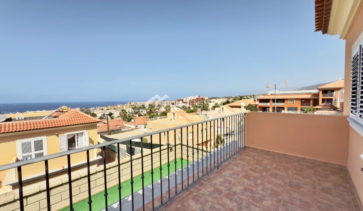 3 soveværelse Semi-Rækkehus til salg i El Madronal med swimmingpool garage - € 1.000.000 (Ref: 9181868)