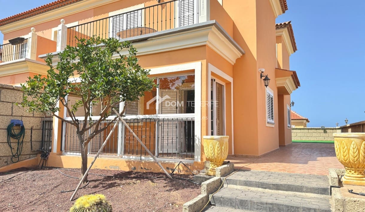 3 soveværelse Semi-Rækkehus til salg i El Madronal med swimmingpool garage - € 1.000.000 (Ref: 9181868)