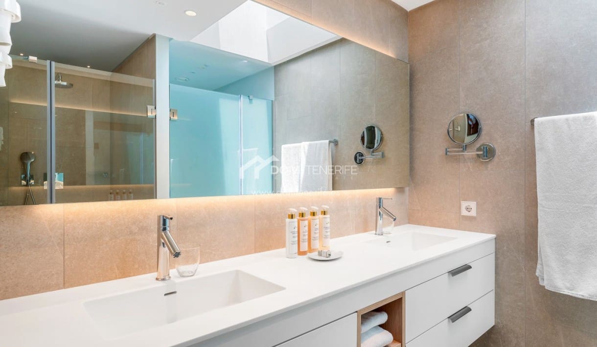 2 bedroom Apartment for sale in Guia de Isora with pool - € 1,115,000 (Ref: 9319971)