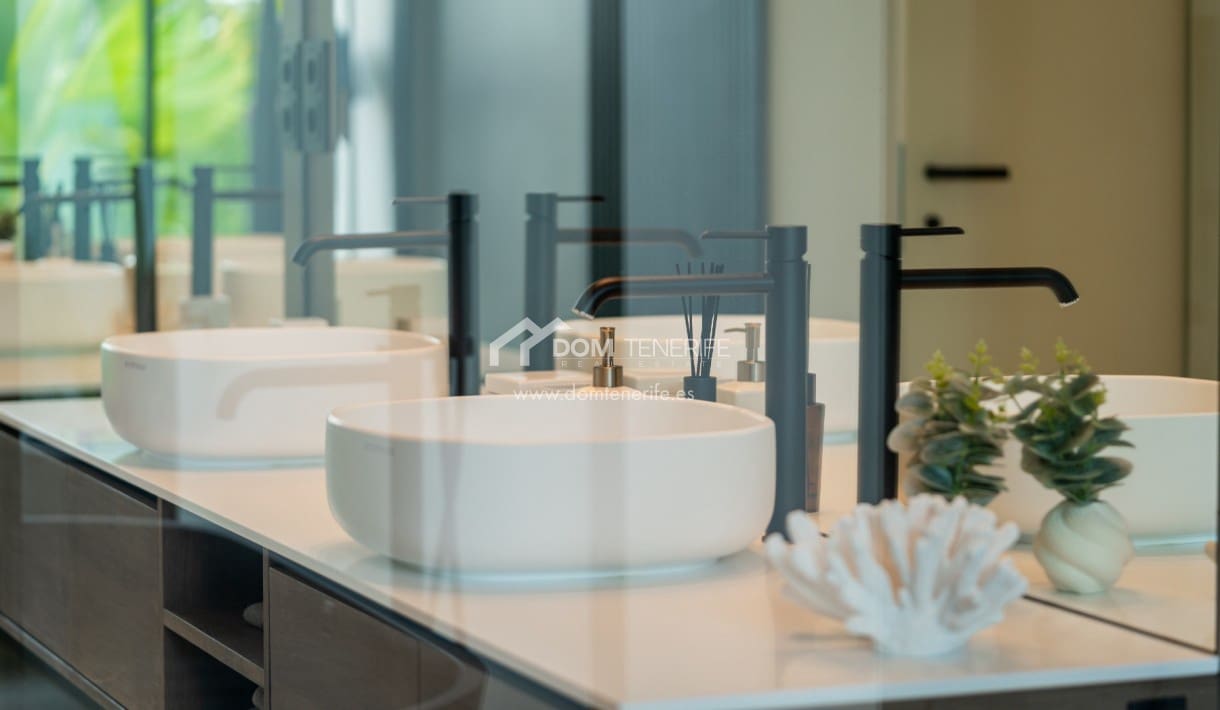 4 makuuhuone Huvila myytävänä paikassa Guia de Isora mukana uima-altaan 
autotalli - 4 290 000 € (Ref: 9374564)