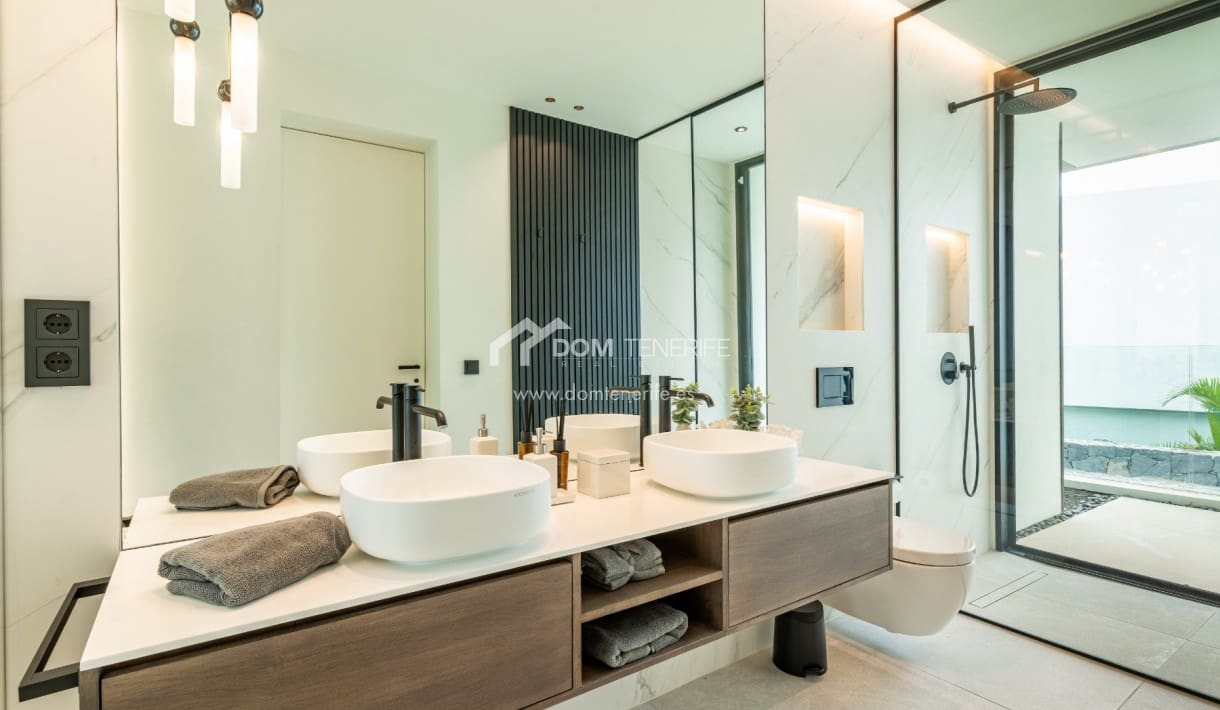 4 makuuhuone Huvila myytävänä paikassa Guia de Isora mukana uima-altaan 
autotalli - 4 290 000 € (Ref: 9374564)