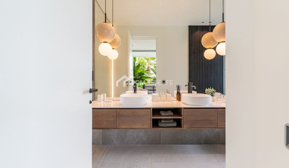 4 makuuhuone Huvila myytävänä paikassa Guia de Isora mukana uima-altaan 
autotalli - 4 290 000 € (Ref: 9374564)