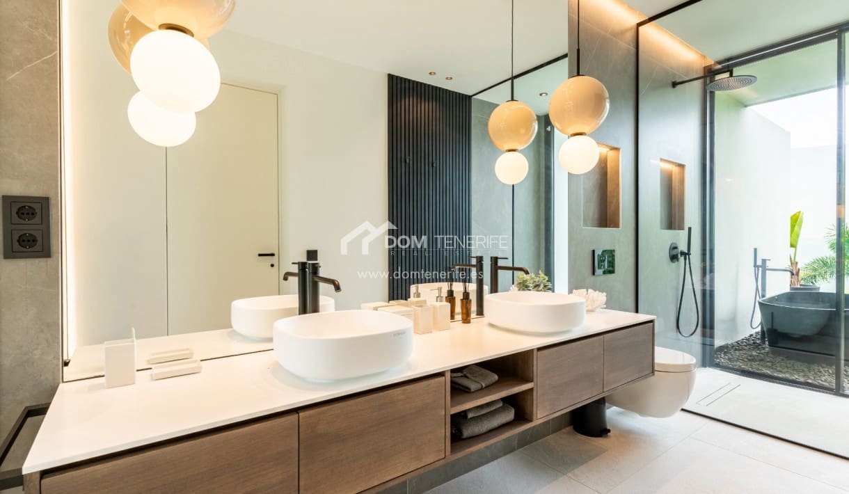 4 makuuhuone Huvila myytävänä paikassa Guia de Isora mukana uima-altaan 
autotalli - 4 290 000 € (Ref: 9374564)