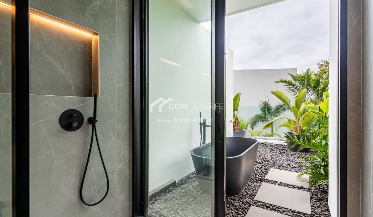 4 makuuhuone Huvila myytävänä paikassa Guia de Isora mukana uima-altaan 
autotalli - 4 290 000 € (Ref: 9374564)