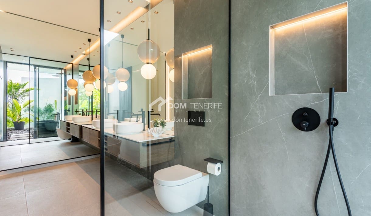 4 makuuhuone Huvila myytävänä paikassa Guia de Isora mukana uima-altaan 
autotalli - 4 290 000 € (Ref: 9374564)