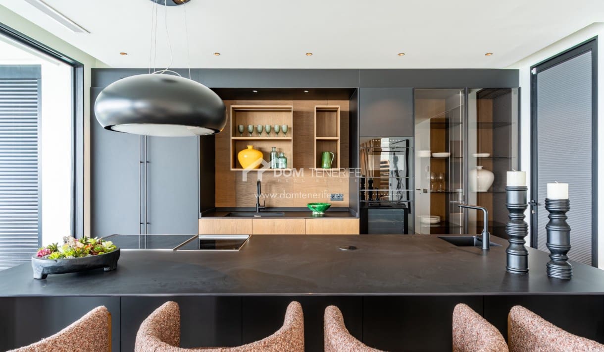 4 makuuhuone Huvila myytävänä paikassa Guia de Isora mukana uima-altaan 
autotalli - 4 290 000 € (Ref: 9374564)