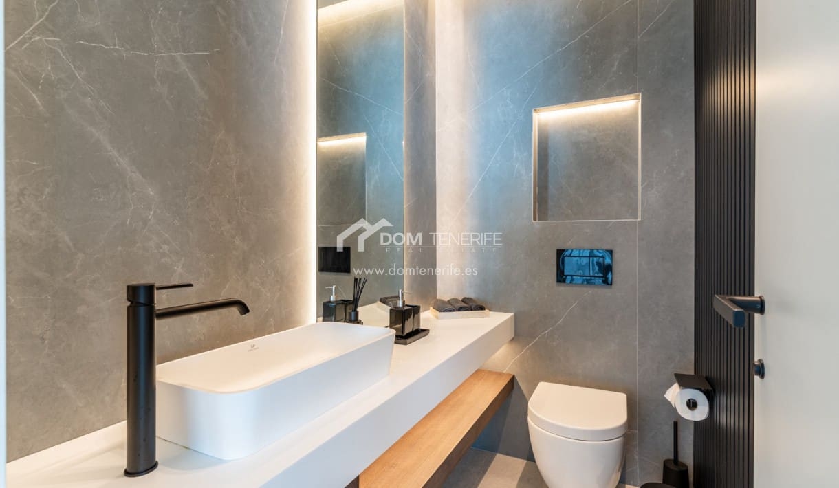 4 makuuhuone Huvila myytävänä paikassa Guia de Isora mukana uima-altaan 
autotalli - 4 290 000 € (Ref: 9374564)