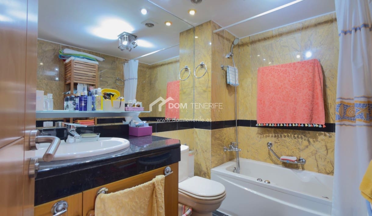 3 makuuhuone Huoneisto myytävänä paikassa La Caleta Adeje mukana uima-altaan 
autotalli - 790 000 € (Ref: 9397957)