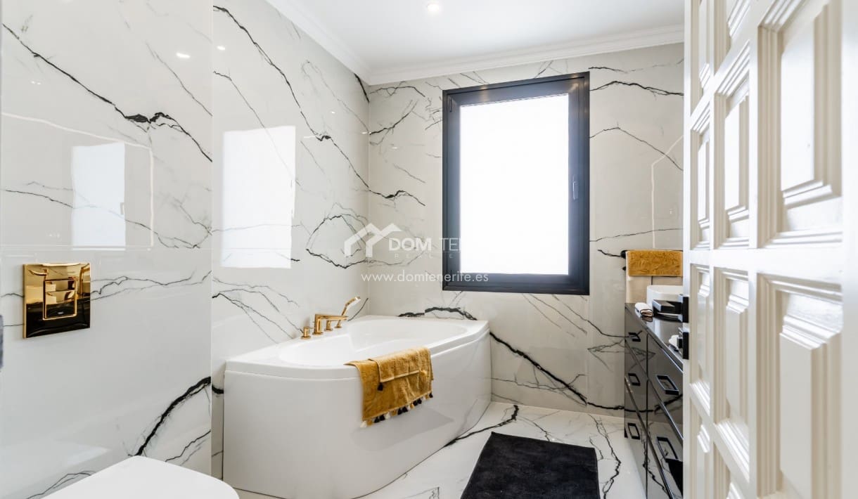 4 soveværelse Villa til salg i Costa Adeje med swimmingpool - € 2.600.000 (Ref: 9503553)