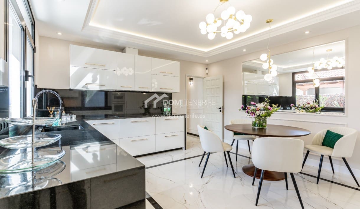 4 soveværelse Villa til salg i Costa Adeje med swimmingpool - € 2.600.000 (Ref: 9503553)