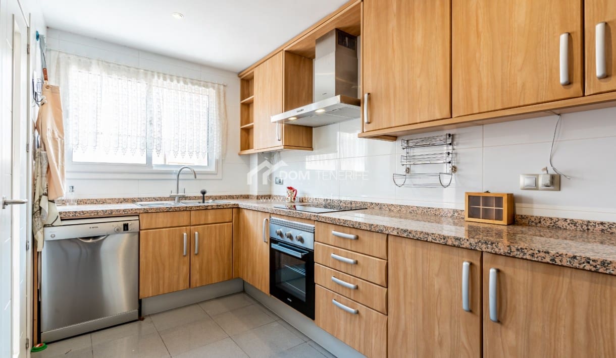 2 bedroom Townhouse for sale in Guia de Isora with pool garage - € 450,000 (Ref: 9525507)