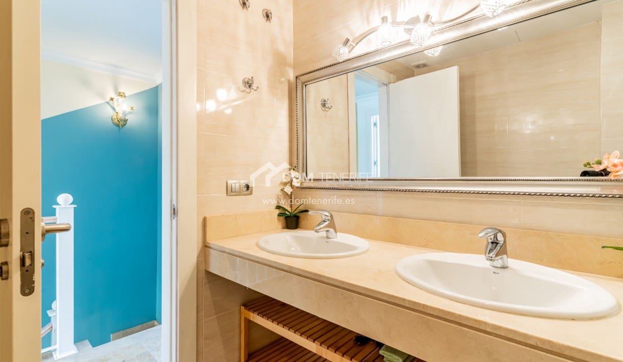 2 bedroom Townhouse for sale in Guia de Isora with pool garage - € 450,000 (Ref: 9525507)