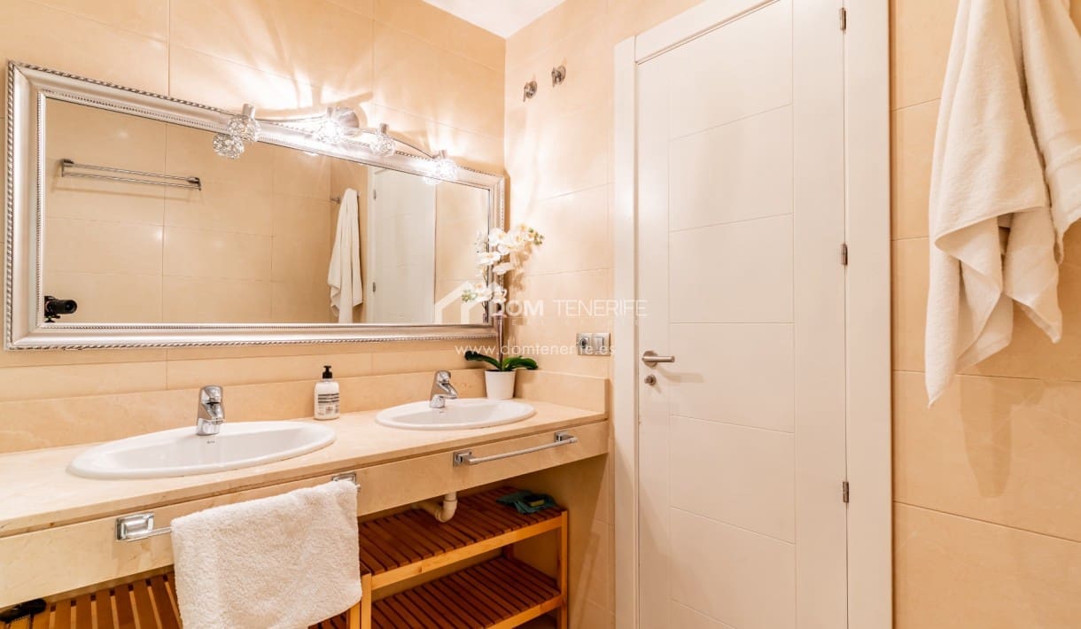 2 bedroom Townhouse for sale in Guia de Isora with pool garage - € 450,000 (Ref: 9525507)