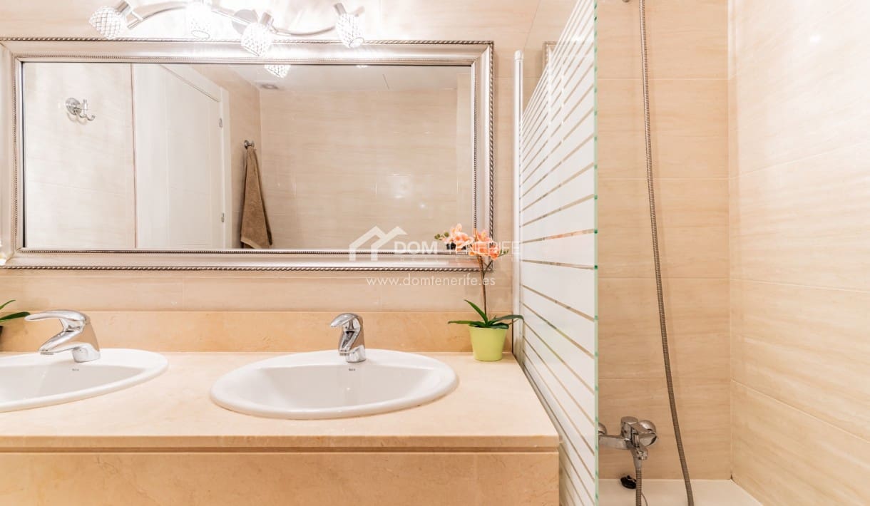 2 bedroom Townhouse for sale in Guia de Isora with pool garage - € 450,000 (Ref: 9525507)