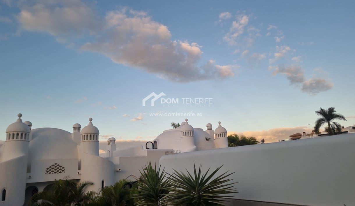 3 makuuhuone Omakotitalo myytävänä paikassa Playa Paraiso mukana uima-altaan - 590 000 € (Ref: 9626965)