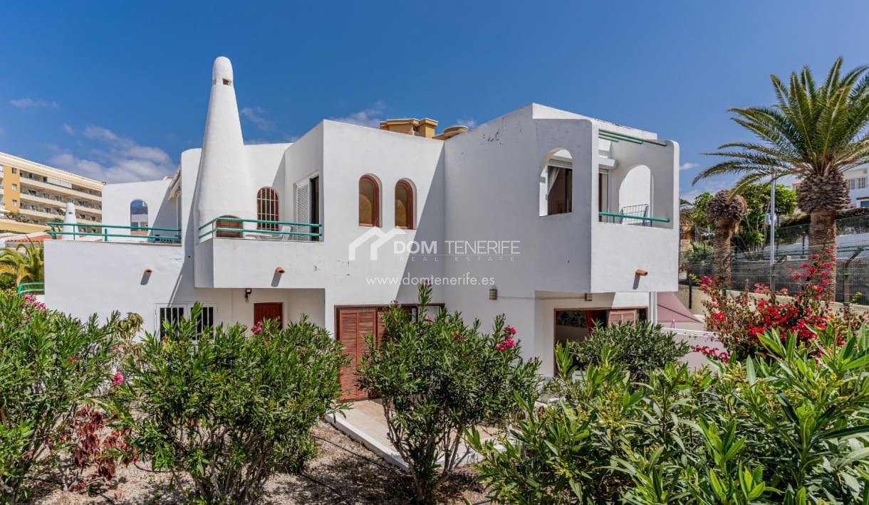 4 bedroom Semi-detached Villa for sale in Costa Adeje with pool - € 599,999 (Ref: 9678282)