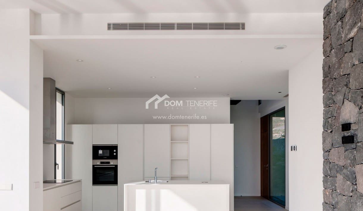 3 bedroom Villa for sale in Guia de Isora with pool garage - € 1,705,000 (Ref: 9700022)