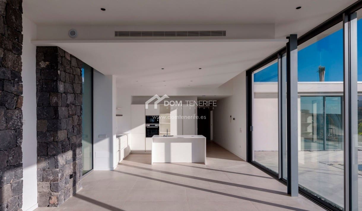 3 bedroom Villa for sale in Guia de Isora with pool garage - € 1,705,000 (Ref: 9700022)