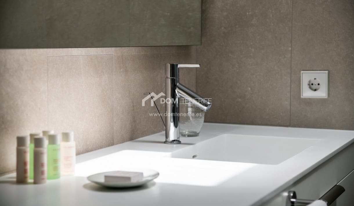 Apartamento de 2 habitaciones en Guía de Isora en venta con piscina - 980.000 € (Ref: 9700026)