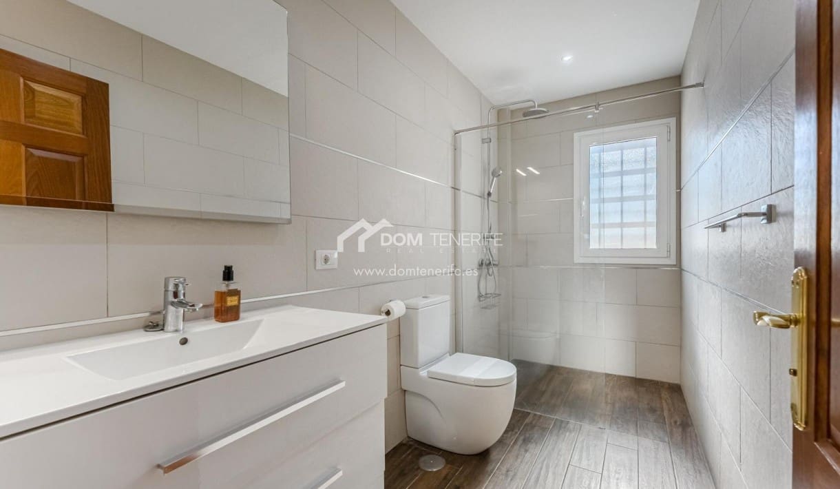 6 bedroom Villa for sale in Guia de Isora with pool garage - € 1,280,000 (Ref: 9730861)