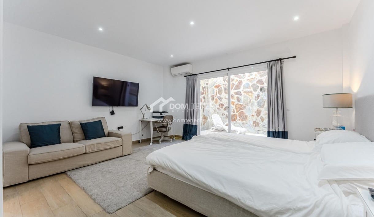 6 bedroom Villa for sale in Guia de Isora with pool garage - € 1,280,000 (Ref: 9730861)