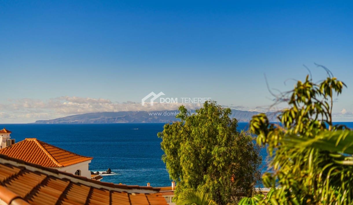 6 bedroom Villa for sale in Guia de Isora with pool garage - € 1,280,000 (Ref: 9730861)