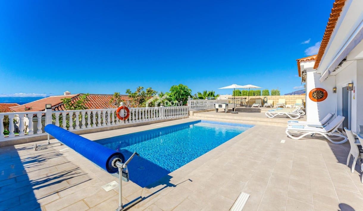 6 bedroom Villa for sale in Guia de Isora with pool garage - € 1,280,000 (Ref: 9730861)