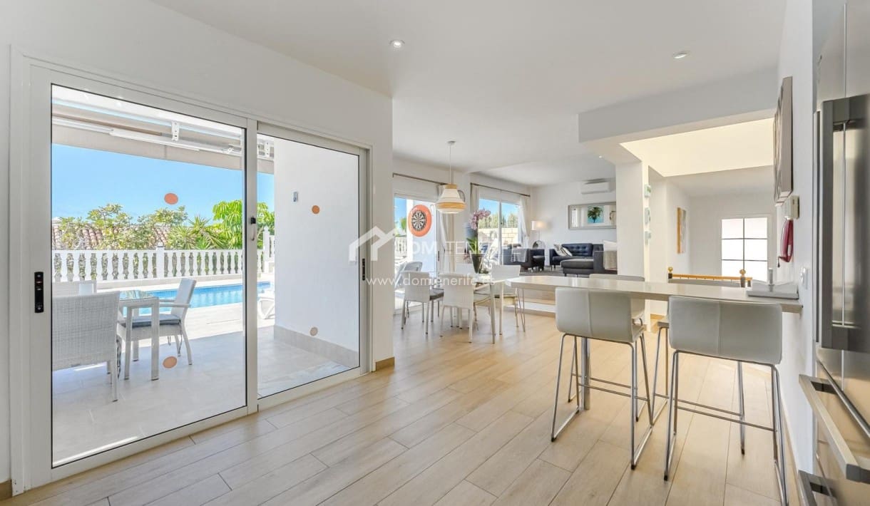 6 bedroom Villa for sale in Guia de Isora with pool garage - € 1,280,000 (Ref: 9730861)