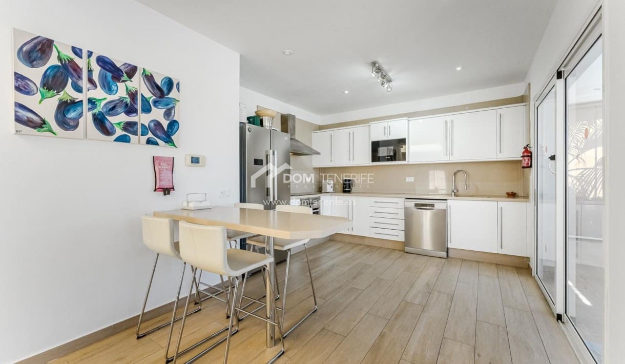 6 bedroom Villa for sale in Guia de Isora with pool garage - € 1,280,000 (Ref: 9730861)