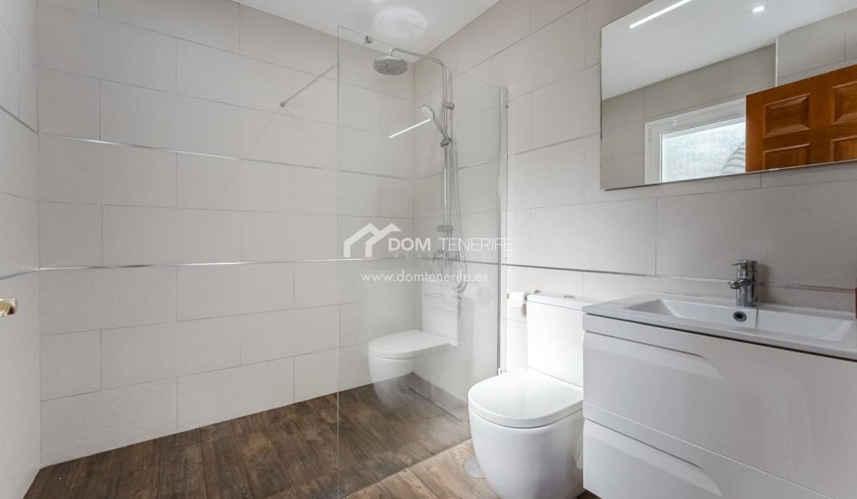 6 bedroom Villa for sale in Guia de Isora with pool garage - € 1,280,000 (Ref: 9730861)