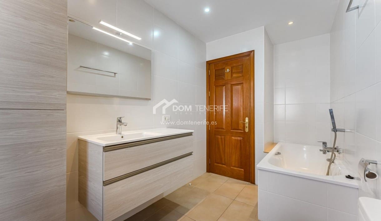 6 bedroom Villa for sale in Guia de Isora with pool garage - € 1,280,000 (Ref: 9730861)