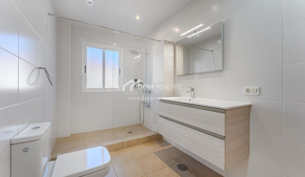 6 bedroom Villa for sale in Guia de Isora with pool garage - € 1,280,000 (Ref: 9730861)