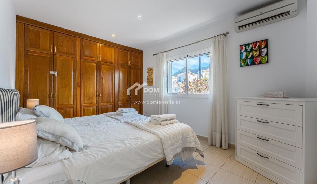 6 bedroom Villa for sale in Guia de Isora with pool garage - € 1,280,000 (Ref: 9730861)