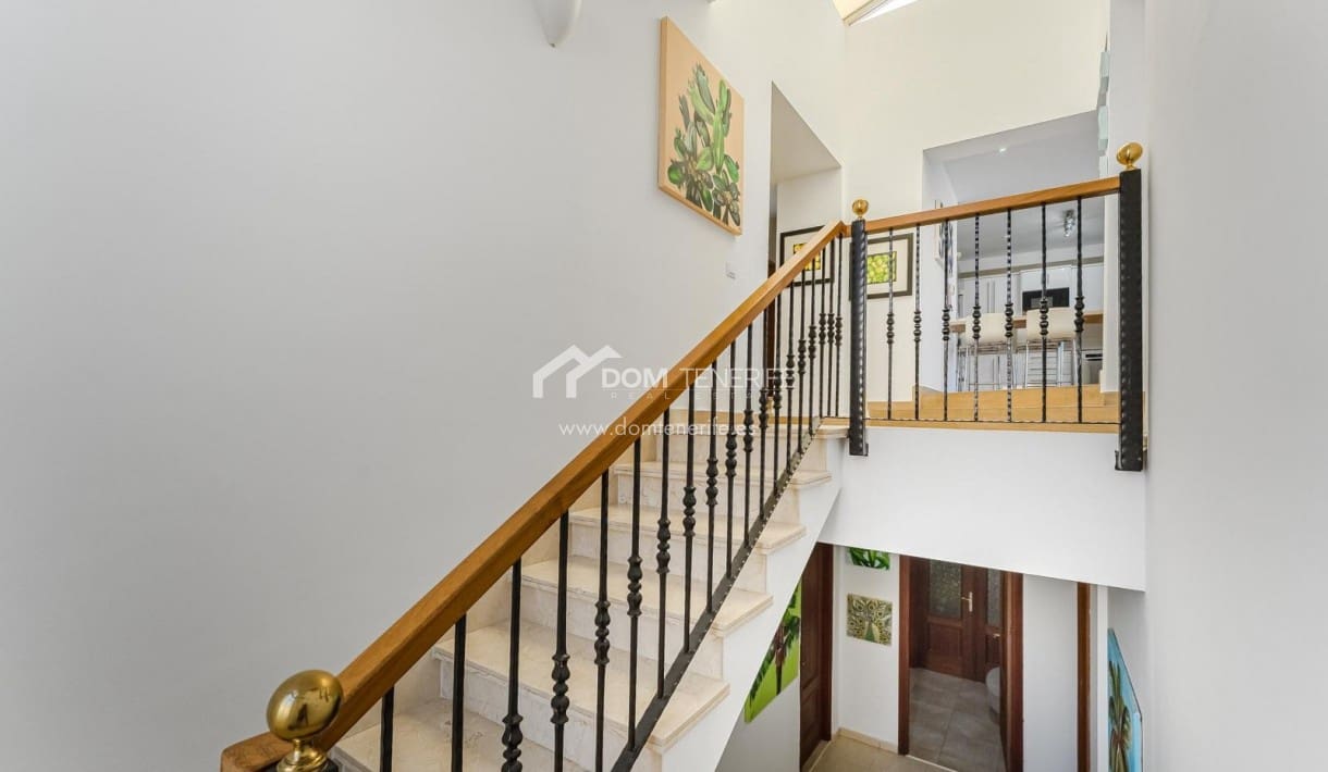 6 bedroom Villa for sale in Guia de Isora with pool garage - € 1,280,000 (Ref: 9730861)