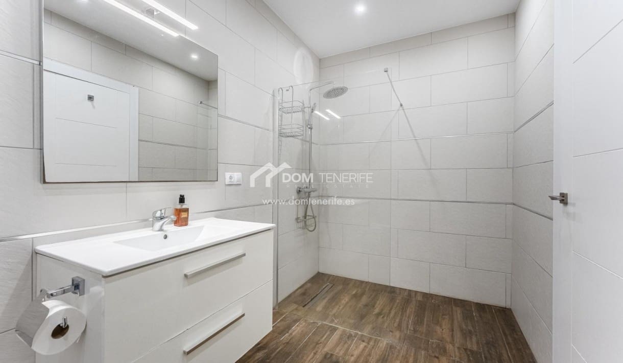 6 bedroom Villa for sale in Guia de Isora with pool garage - € 1,280,000 (Ref: 9730861)