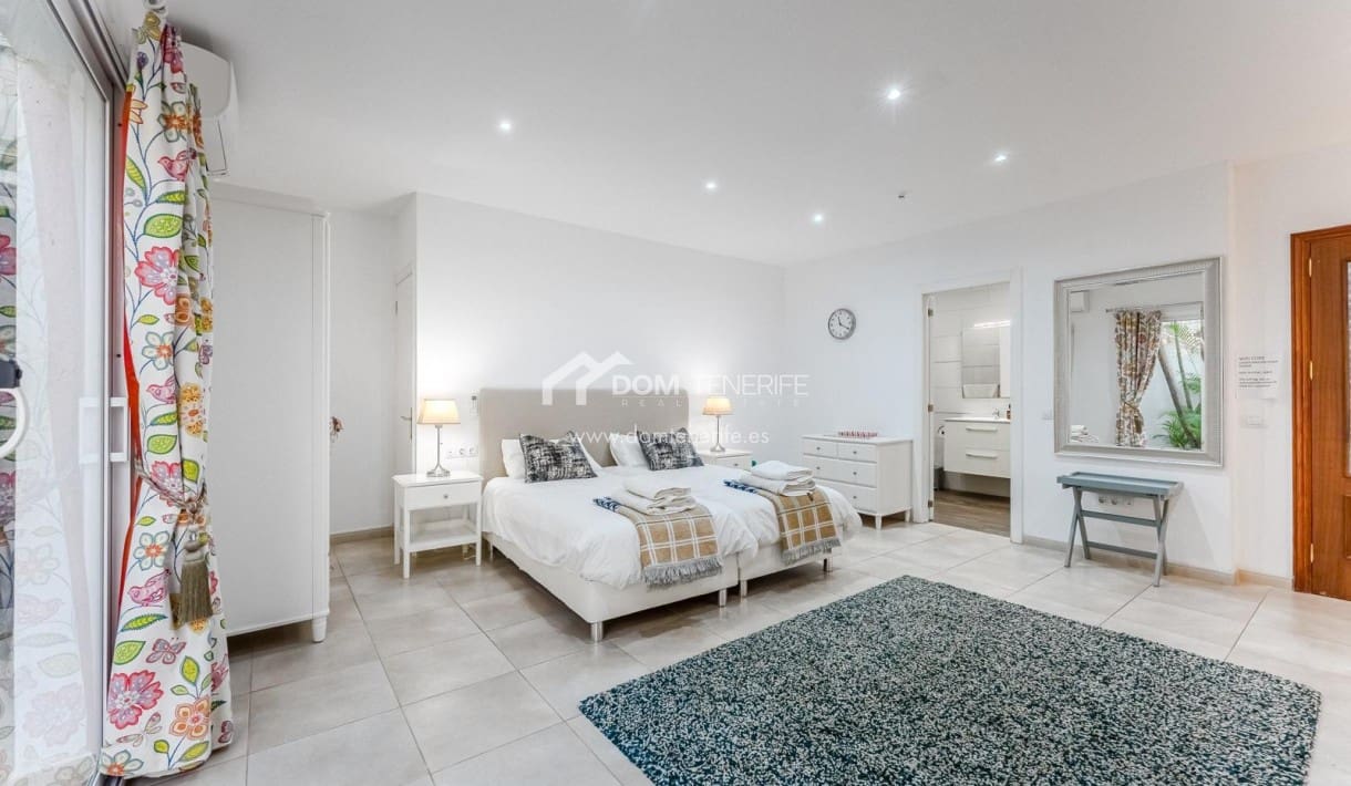 6 bedroom Villa for sale in Guia de Isora with pool garage - € 1,280,000 (Ref: 9730861)