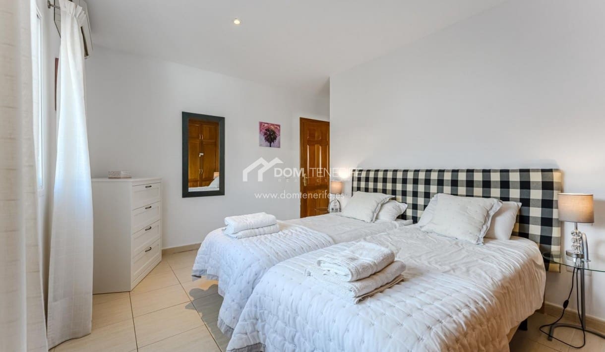 6 bedroom Villa for sale in Guia de Isora with pool garage - € 1,280,000 (Ref: 9730861)